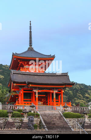 Nio-mon-Haupteingang auf dem Gelände der Kiyomizu-dera Tempel, Kyoto, Japan (Kopie) Stockfoto