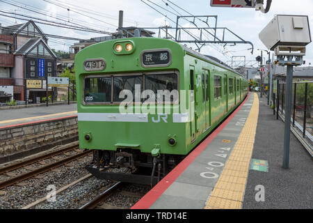 KYOTO, JAPAN - Mai 04, 2019: Japan Railway Zug zum Bahnhof von Kyoto gebunden Stockfoto