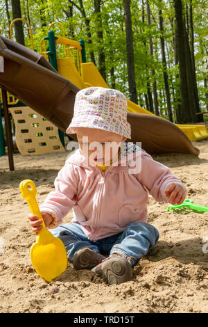 15 Monate alten adorable Blonde kaukasische Baby spielt auf Sand Kasten an der öffentlichen Park outdoor Sorel-Tracy Quebec Kanada Stockfoto