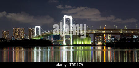 Tokyo Rainbow Bridge und Tokyo Tower bei Sonnenuntergang Stockfoto