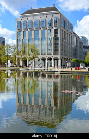 Büro Gebäudekomplex beinhaltet Tower Hamlets Rathaus Rat Büros in Mulberry House mit Reflexion in der angelegten Wasserspiel East London Großbritannien Stockfoto