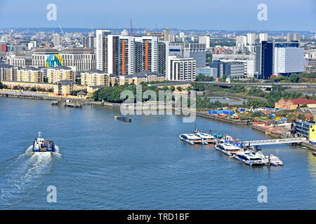 Luftaufnahme von der Flut der Themse Clippers Trinity Boy Depot & Flussufer Moderne Apartmentblöcke & Bürogebäude East London UK Stockfoto