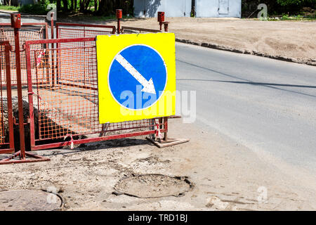 Verkehrsschild auf der Baustelle. Rechts Schild an der Straße halten Stockfoto