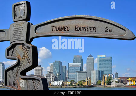 Wegweiser auf Riverside leinpfad das Millennium neben Themse & ist Teil des National Cycle network Canary Wharf skyline London England Großbritannien Stockfoto