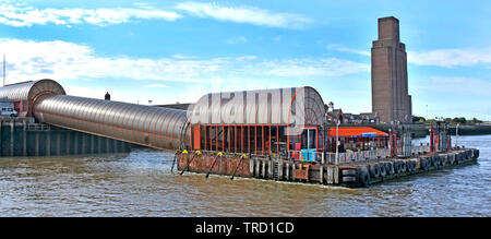 Fluss Mersey Woodside Birkenhead Bootssteg auf Wirral Halbinsel für die Mersey Ferries Fähre Öpnv-Lüftung Welle jenseits DE Stockfoto