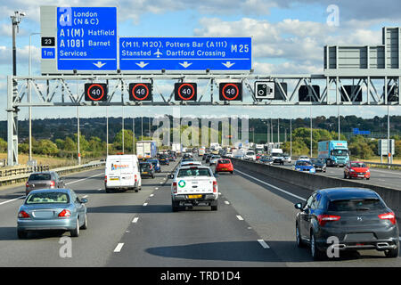 Freitag PM Berufsverkehr Autobahn M25 & blaue Route Schild auf Overhead gantry Elektronische variable Geschwindigkeit Zeichen bei 40 MPH London England Grossbritannien Stockfoto