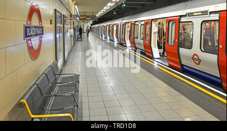 Londoner U-Bahnhof Blackfriars Plattform Türen öffnen Schritt frei zug Zugang für Rollstuhl Behinderung benutzer London England Großbritannien zu zeigen Stockfoto