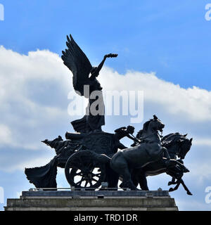 Close up Silhouette der bronze Quadriga Streitwagen Statue oben Wellington oder Verfassung Arch ein triumphbogen am Hyde Park Corner London England Großbritannien Stockfoto