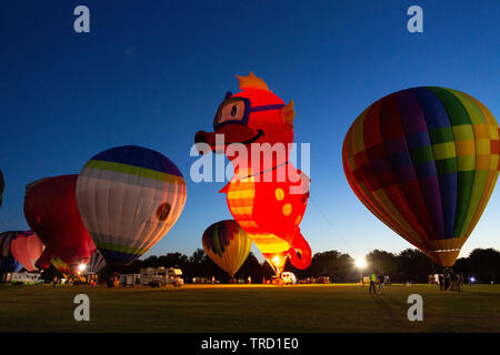 Ballon Glühen an der 2019 Dörfer Polo Club Hot Air Balloon Festival Stockfoto