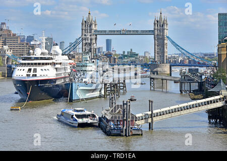 River Thames Clipper Katamaran im London Bridge City Pier in Pool von London Kreuzfahrtschiff neben HMS Belfast und der Tower Bridge Sehenswürdigkeiten England Großbritannien Stockfoto