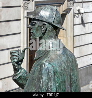 Nahaufnahme zurück head & shoulders Teil der Sherlock Holmes Bronzestatue des Bildhauers Johannes Doubleday mit Rohr Mantel Gesicht & Hut in der Nähe der Baker Street London, Großbritannien Stockfoto