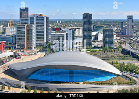 East London Skyline & Luftbild auf futuristische Stratford Aquatics Center von Zaha Hadid im Queen Elizabeth Olympic Park Newham England Großbritannien Stockfoto