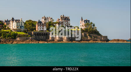 Dinard auf die dramatischen Emerald Küste der Bretagne in Nordfrankreich. Seine Strände und das milde Klima machen es zu einem beliebten Urlaubsziel. Stockfoto