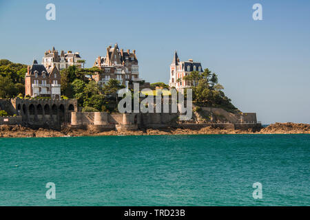 Dinard auf die dramatischen Emerald Küste der Bretagne in Nordfrankreich. Seine Strände und das milde Klima machen es zu einem beliebten Urlaubsziel. Stockfoto