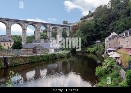 Dinan am Ufer der Rance, Dinan, Bretagne, Frankreich Stockfoto