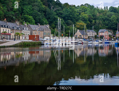 Dinan am Ufer der Rance, Dinan, Bretagne, Frankreich Stockfoto