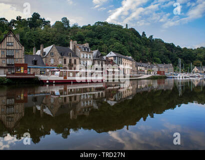 Dinan am Ufer der Rance, Dinan, Bretagne, Frankreich Stockfoto