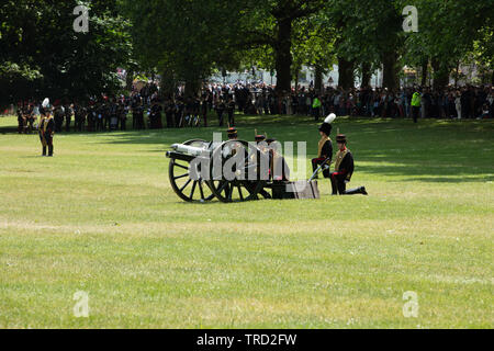 London, Großbritannien. 3. Juni 2019. Die Könige Troop Royal Horse artillery im Green Park sind bereit, eine 41 Pistole Royal Salute zu Ehren des Besuchs von Donald Trump, dem Präsidenten der USA. Credit: Joe Kuis/Alamy Stockfoto