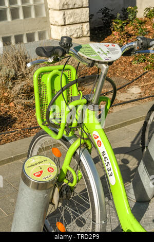 BUDAPEST, Ungarn - März 2018: Fahrräder für Ausflüge in die Docking Station im Stadtzentrum von Budapest. Stockfoto