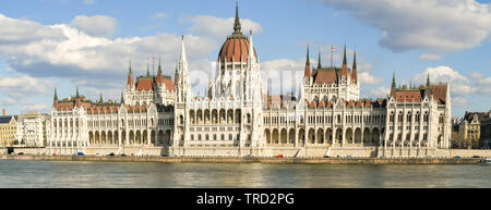 BUDAPEST, Ungarn - März 2018: Panoramablick auf das ungarische Parlament Gebäude am Ufer der Donau in Budapest. Stockfoto