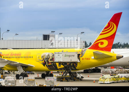 Flughafen Seattle Tacoma, WA, USA - JUNI 2018: Scherenhubtisch Hubwagen von Gate Gourmet laden Catering auf Hainan Airlines Jet in Seattle Tacoma Airport Stockfoto