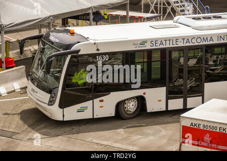 Flughafen Seattle Tacoma, WA, USA - JUNI 2018: Airport Ground Transfer Bus in Seattle Tacoma Airport. Stockfoto