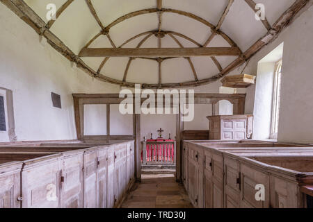 Der Innenraum der St. Andreas Kirche in Winterborne Tomson - Eine kleine normannische Kirche, die jetzt ist redundant und unter der Obhut der CCT, Dorset, Großbritannien Stockfoto