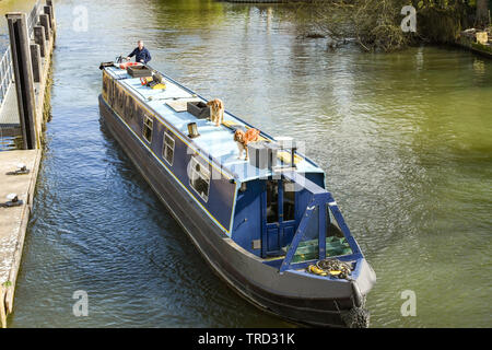 MARLOW, ENGLAND - MÄRZ 2019: Schmale Boot auf der Themse in Marlow Stockfoto