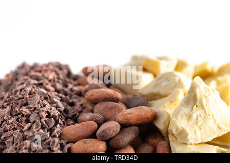 Reihen von Chocolate Nibs Kakaobohnen und Kakaobutter isoliert auf weißem Hintergrund Stockfoto