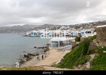 Blick auf Klein Venedig, das Ägäische Meer die Hügel von den berühmten Windmühlen auf Mykonos an einem bewölkten Morgen im Frühjahr amd. Stockfoto