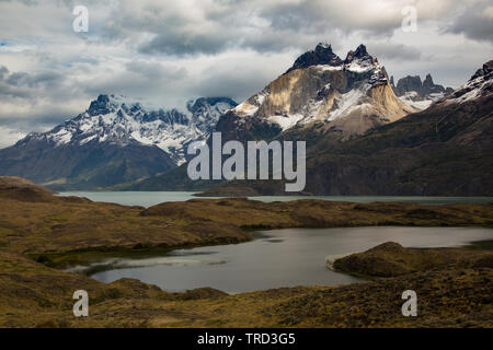 Schild für Lago Pehoe mit malerischen Bergen im Hintergrund, Torres del Paine, Patagonien, Chile Stockfoto