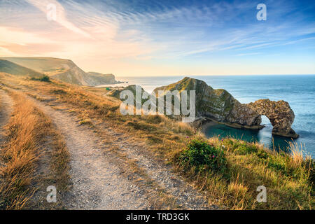 Durdle Door, Dorset Coast Cliffs, Durdle Door Beach; Sonnenaufgang; Dorset; Großbritannien Stockfoto