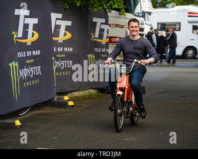 Dean Harrison, Senior TT-Sieger 2019, Motorrad Racer, lächelnd Reiten auf einem Moped, Isle of Man TT, Adlige Park Paddock, Praxis-Woche, Mai/Juni 2019 Stockfoto