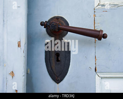 Alte Tür-Knopf auf eine weiße Holztür Stockfoto