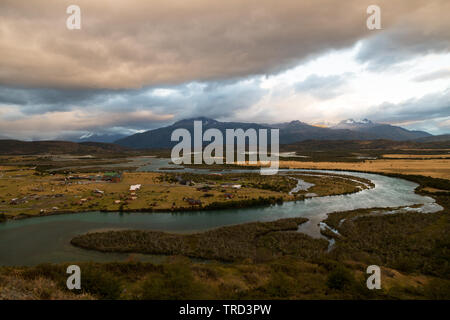 Blick auf Rio Serrano und Torres del Paine bei Sonnenaufgang Stockfoto