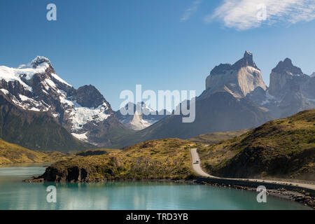 Einziges Auto Fahren auf unbefestigten Straße im Torres del Paine Nationalpark, Patagonien, Chile Stockfoto