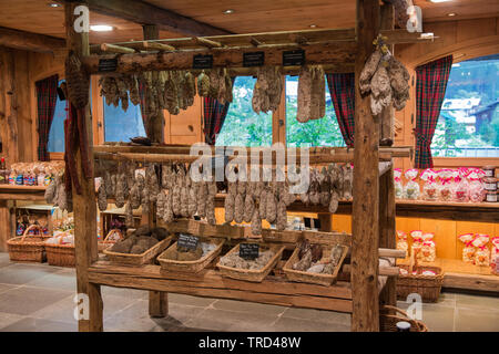 Auswahl der Dry-Cured Wurst in Chamonix Feinkost, Haute Savoie, Frankreich Stockfoto