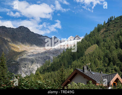 Französische Alpen über den Dächern von Chamonix, Savoyen, Frankreich, Europa Stockfoto
