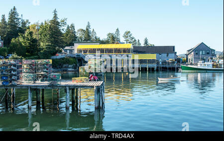 Bass Harbor Maine nach Thurstons Lobster Pound, mit Hummer Traps, Bojen, einem Pier und Boote im Bild Stockfoto