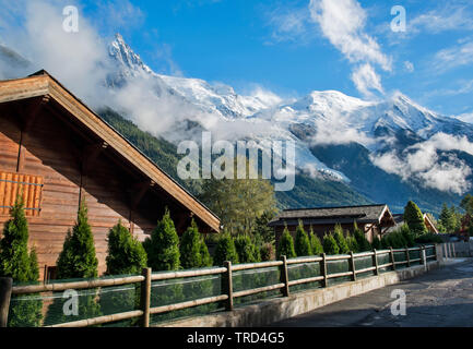 Mont Blanc über den Dächern von Chamonix-Mont-Blanc, Französische Alpen, Savoyen, Frankreich, Europa mit dem Gletscher Stockfoto