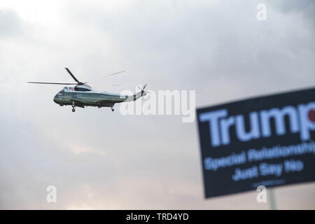 London, Großbritannien. 3. Juni 2019. Die Menschen halten Plakate in Protest als einer der Präsident Marine Hubschrauber kommt für ein Bankett im Buckingham Palace Michael Tubi/Alamy leben Nachrichten Stockfoto