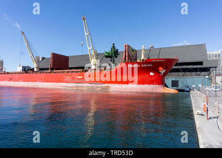 Dieser riesige rote industrielle Schiff gemischt in der Umgebung, als sei es ein Teil der Stadtplanung. Stockfoto