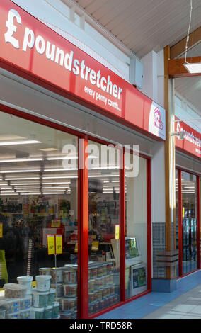 Ansicht eines Poundstretcher Store Fenster in einem Shopping Center in Großbritannien. Stockfoto