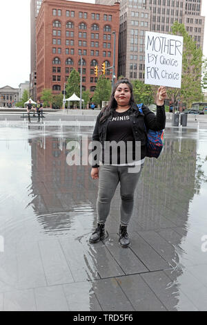 Woman steht am Public Square mit einem Schild mit der Aufschrift „Mother by Choice for Choice“ am 21. Mai 2019 in Cleveland, Ohio, USA. Stockfoto