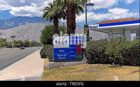 Die 24-Stunden-Tankstelle von Mobil und Mart mit Gaspreisschild am 13. Mai 2019 in Palm Springs, Kalifornien, USA. Stockfoto