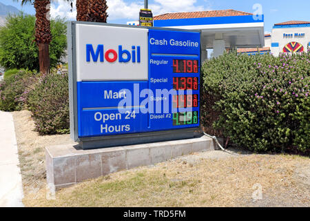 Die 24-Stunden-Tankstelle von Mobil und Mart mit Gaspreisschild am 13. Mai 2019 in Palm Springs, Kalifornien, USA. Stockfoto