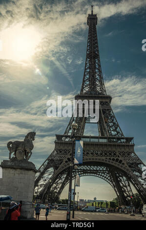 Menschen und Eiffelturm an einem sonnigen Tag in Paris. Einer der kulturellen Zentrum der eindrucksvollsten Welt in Frankreich. Stockfoto