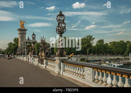 Menschen auf elegante Alexandre III Brücke über die Seine in Paris. Einer der kulturellen Zentrum der eindrucksvollsten Welt in Frankreich. Stockfoto