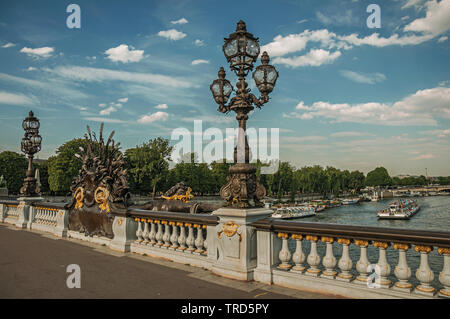 Menschen auf elegante Alexandre III Brücke über die Seine in Paris. Einer der kulturellen Zentrum der eindrucksvollsten Welt in Frankreich. Stockfoto