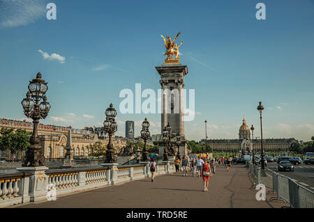 Menschen auf elegante Alexandre III Brücke über die Seine in Paris. Einer der kulturellen Zentrum der eindrucksvollsten Welt in Frankreich. Stockfoto
